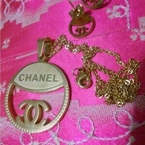 Fashion Jewelry, Stainless Steel Gold Pendant Necklace.Includes: Pendant & Chain